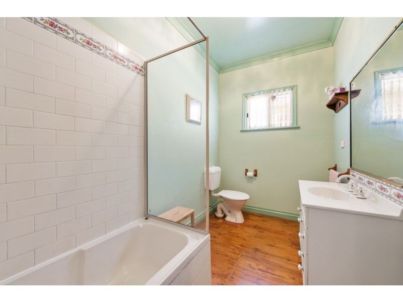 8 Dunne Street, Harristown QLD 4350