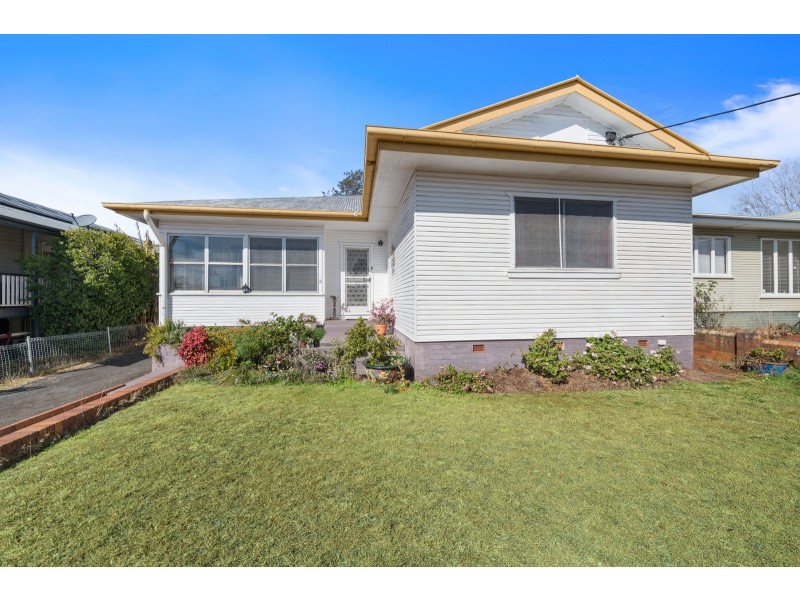 8 Dunne Street, Harristown QLD 4350