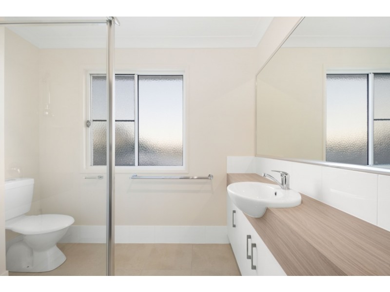 3/8 Brim Street, Newtown QLD 4350