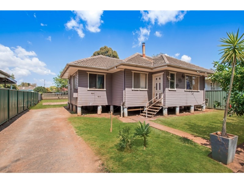 4 Higgins Street, Newtown QLD 4350