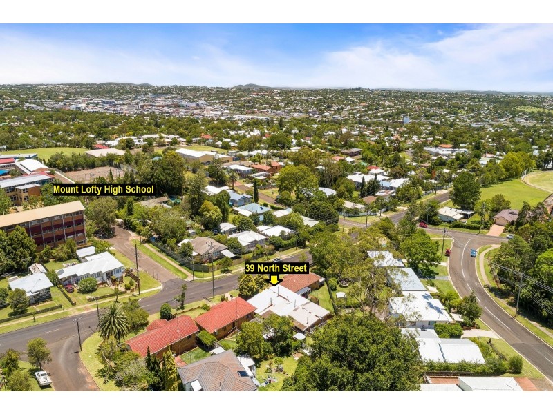 39 North Street, Mount Lofty QLD 4350
