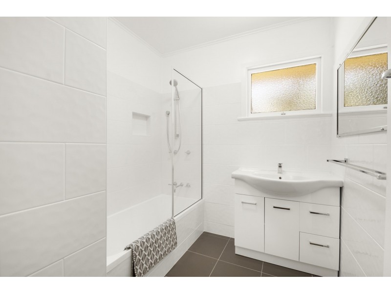2 Esther Street, Mount Lofty QLD 4350