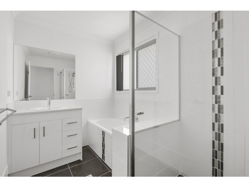 16 McInnes Cresent, Glenvale QLD 4350