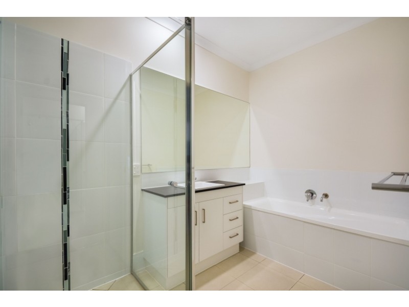 2/32A Wombyra Street, Newtown QLD 4350