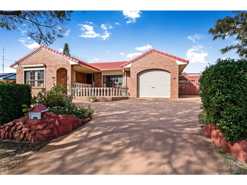 17 Damian Crescent, Kearneys Spring QLD 4350