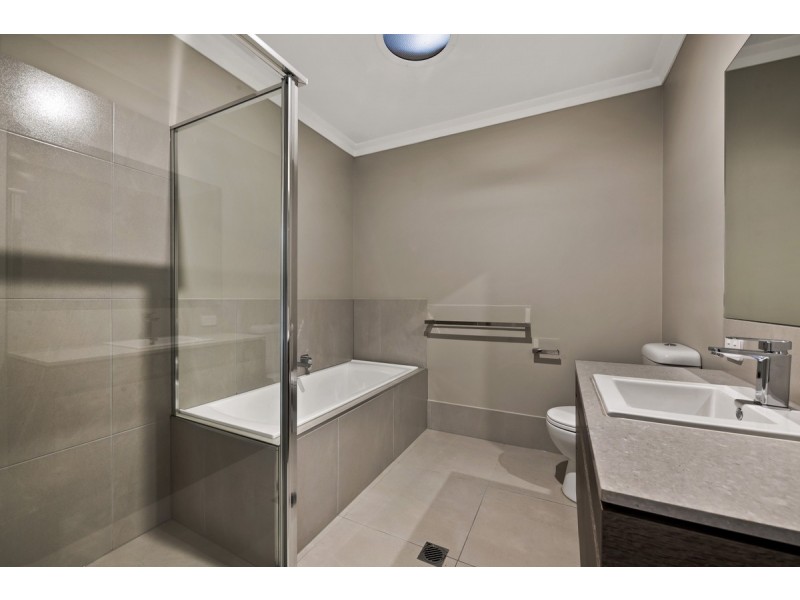 2/2 Wentworth Street, Centenary Heights QLD 4350