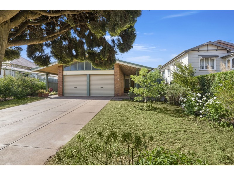 33 Anzac Avenue, Newtown QLD 4350