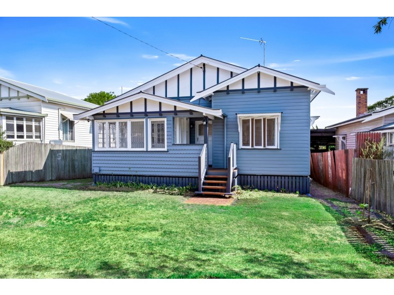 16 Lochel Street, Mount Lofty QLD 4350