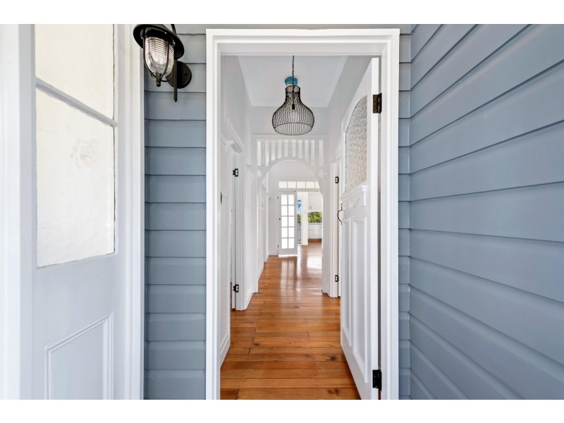 16 Lochel Street, Mount Lofty QLD 4350