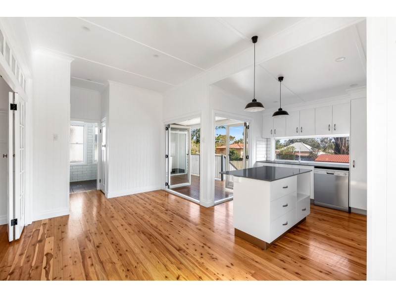 16 Lochel Street, Mount Lofty QLD 4350