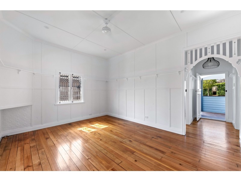 16 Lochel Street, Mount Lofty QLD 4350