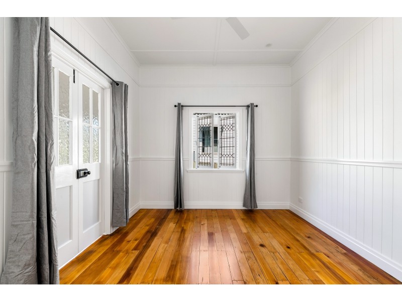 16 Lochel Street, Mount Lofty QLD 4350