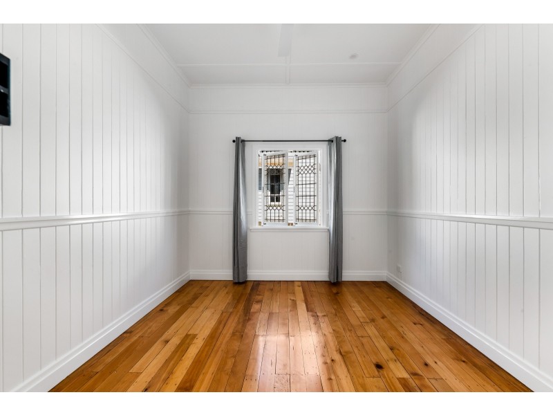 16 Lochel Street, Mount Lofty QLD 4350