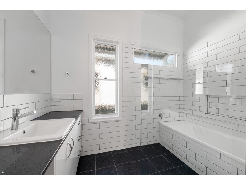 16 Lochel Street, Mount Lofty QLD 4350