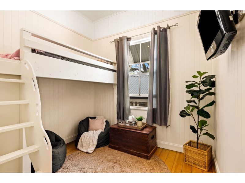 198 Campbell Street, Newtown QLD 4350