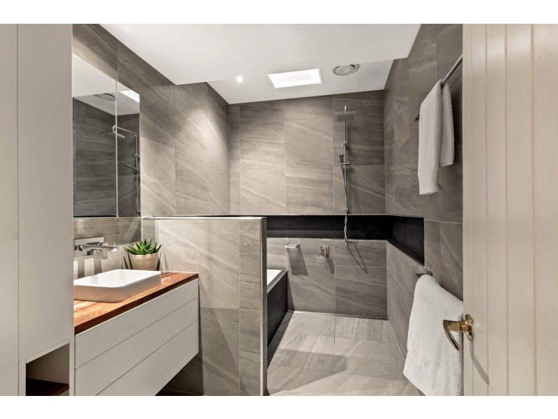 198 Campbell Street, Newtown QLD 4350