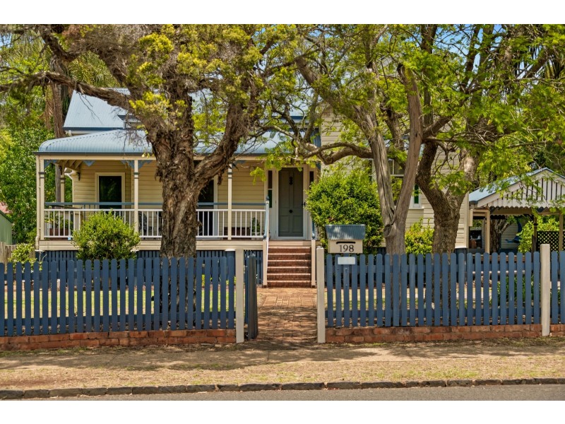198 Campbell Street, Newtown QLD 4350