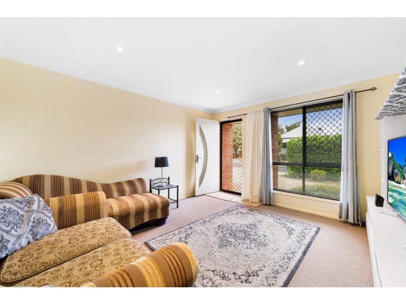 1/4 Boxsall Street, Newtown QLD 4350