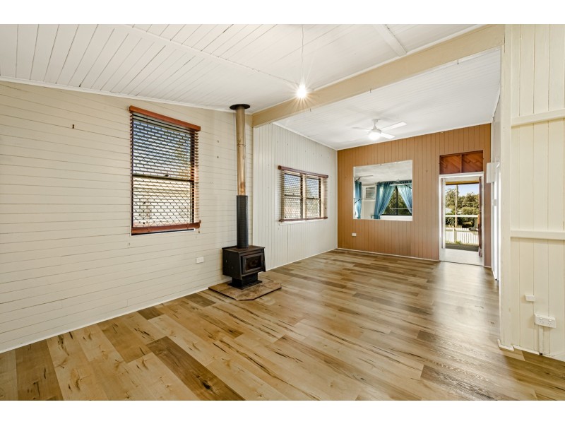 19 Esmond Street, Rockville QLD 4350