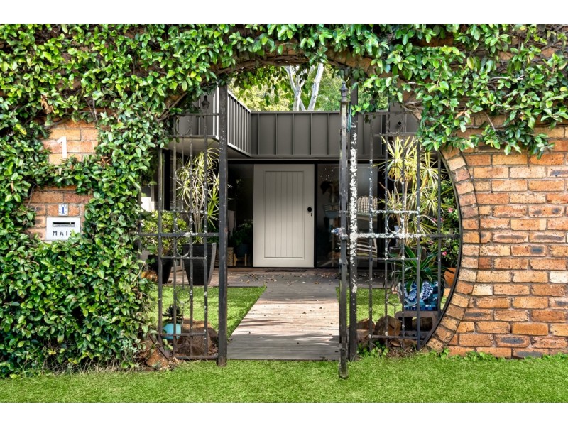 1 Bingara Street, Mount Lofty QLD 4350