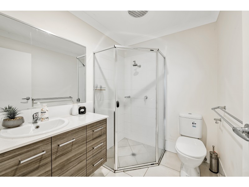 2/1a Weetwood Street, Newtown QLD 4350