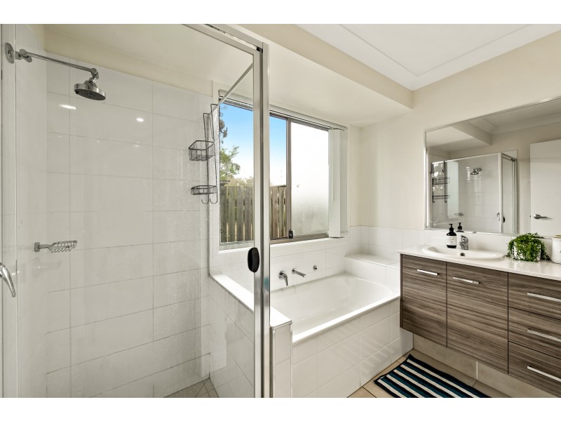 2/1a Weetwood Street, Newtown QLD 4350