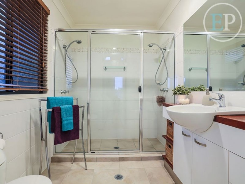 16 Clipperton Chase, Pacific Pines QLD 4211