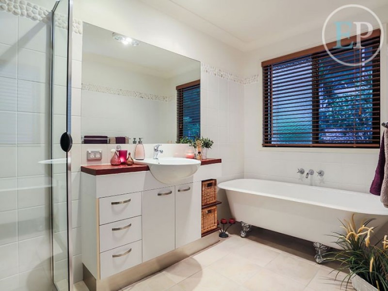 16 Clipperton Chase, Pacific Pines QLD 4211