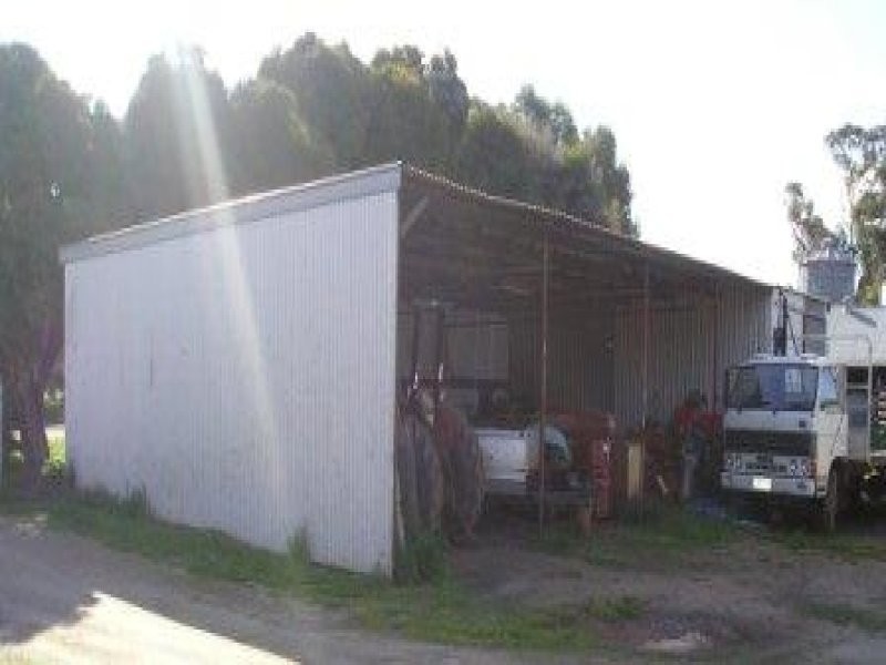 - Hawkers Rd, Waaia VIC 3637