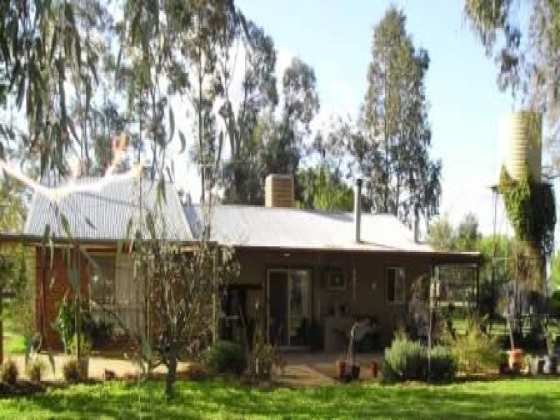 - Hawkers Rd, Waaia VIC 3637