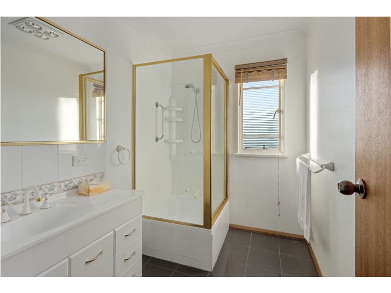 21 Pekurn Crescent, Berriedale TAS 7011