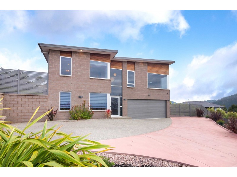 13 Radiata Drive, Lindisfarne TAS 7015