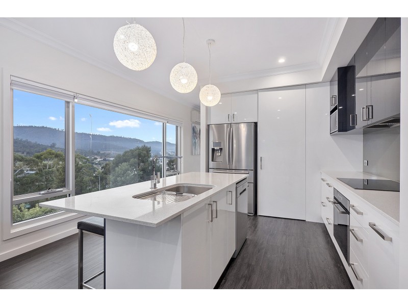 13 Radiata Drive, Lindisfarne TAS 7015