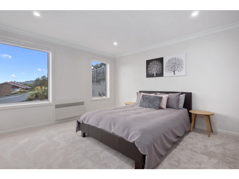 13 Radiata Drive, Lindisfarne TAS 7015