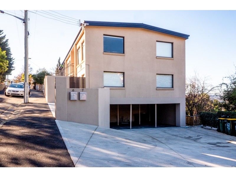 7/3 Norfolk Crescent, Sandy Bay TAS 7005
