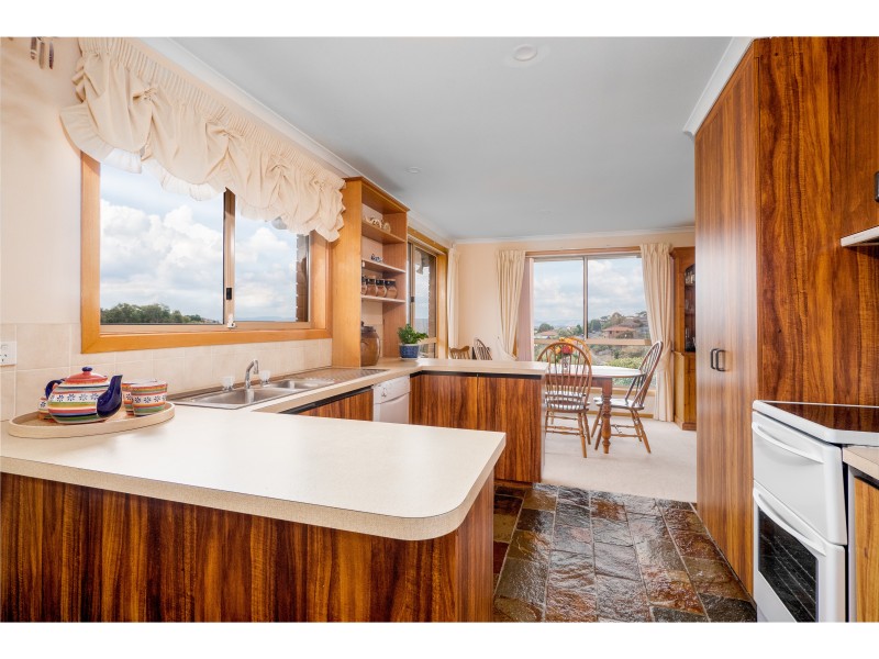 16 Lighton Way, Lenah Valley TAS 7008