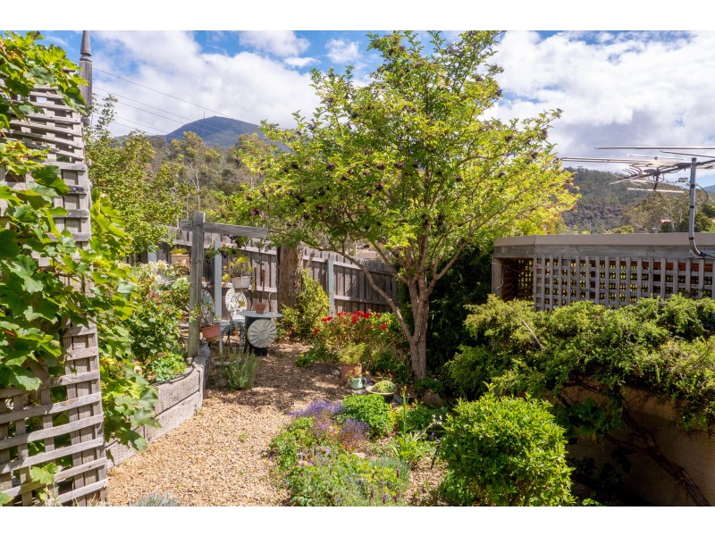 16 Lighton Way, Lenah Valley TAS 7008