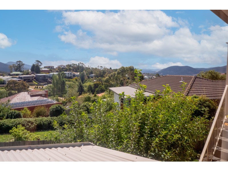 16 Lighton Way, Lenah Valley TAS 7008