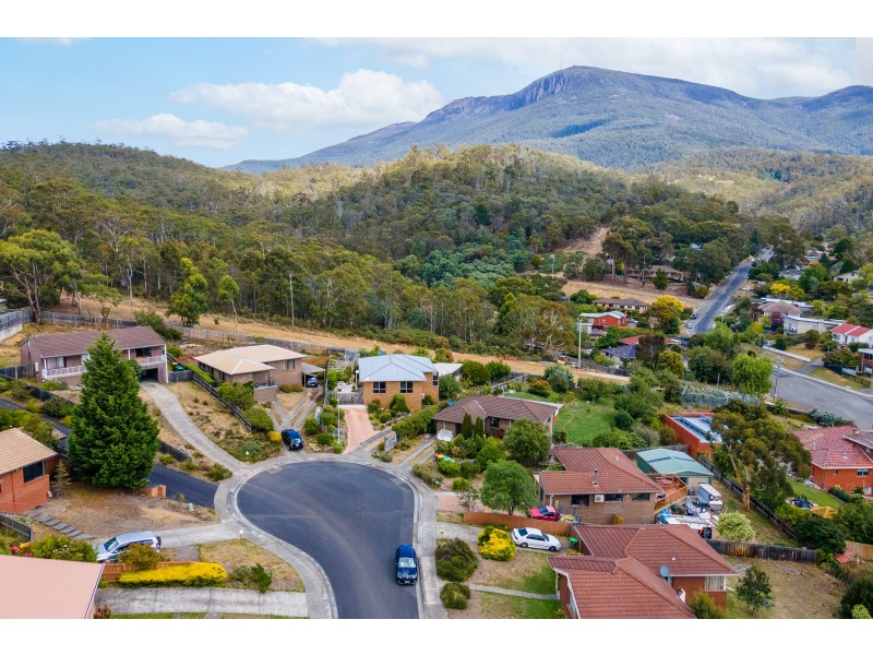 16 Lighton Way, Lenah Valley TAS 7008