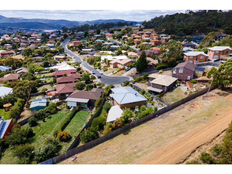 16 Lighton Way, Lenah Valley TAS 7008