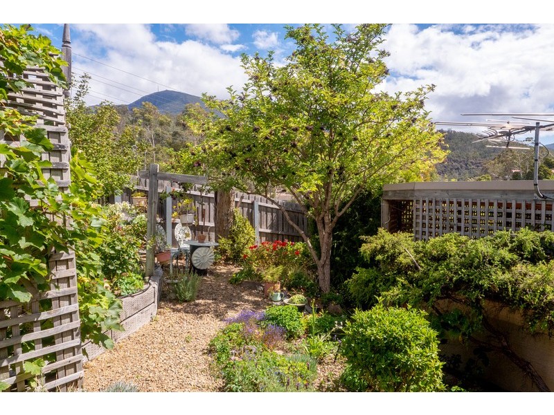 16 Lighton Way, Lenah Valley TAS 7008
