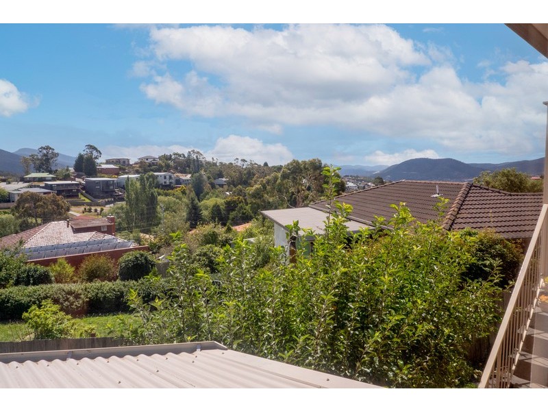 16 Lighton Way, Lenah Valley TAS 7008