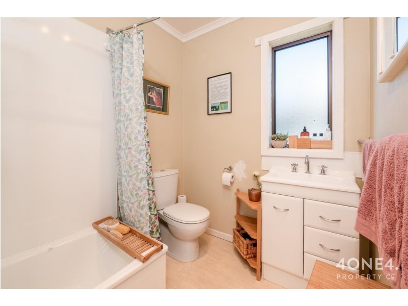 9 Curlew Parade, Claremont TAS 7011