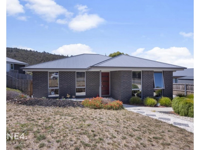 12 Hillmorton Road, Lindisfarne TAS 7015