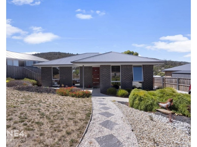 12 Hillmorton Road, Lindisfarne TAS 7015