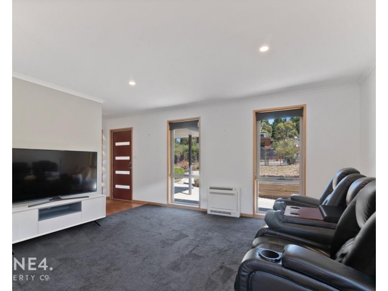 12 Hillmorton Road, Lindisfarne TAS 7015