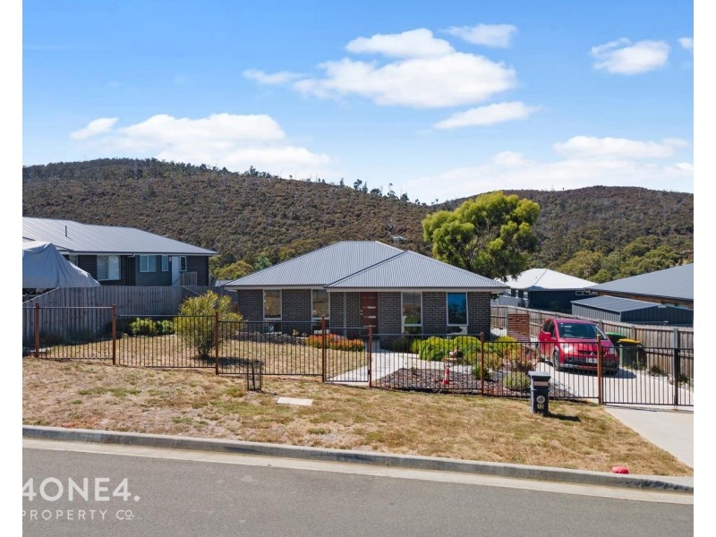 12 Hillmorton Road, Lindisfarne TAS 7015