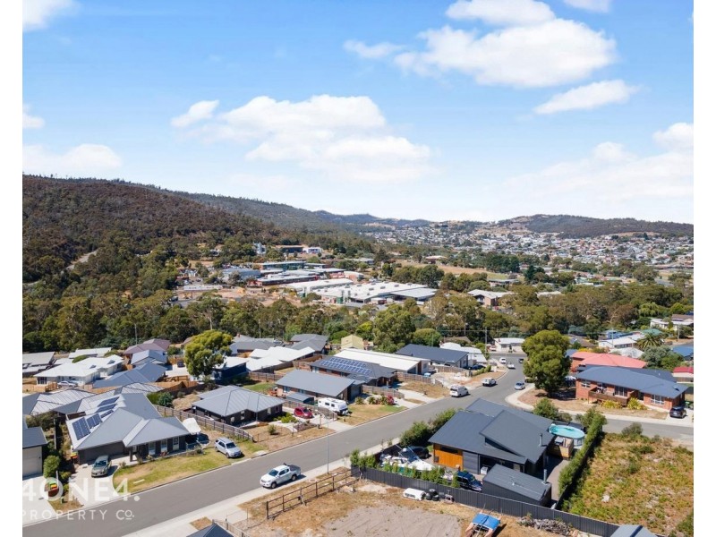 12 Hillmorton Road, Lindisfarne TAS 7015
