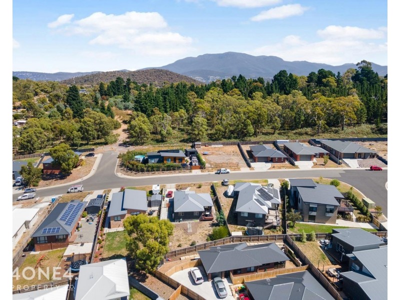 12 Hillmorton Road, Lindisfarne TAS 7015
