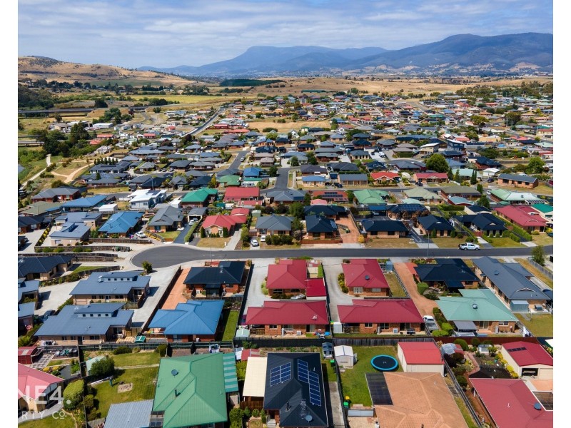 2/11 Lucas Place, Brighton TAS 7030